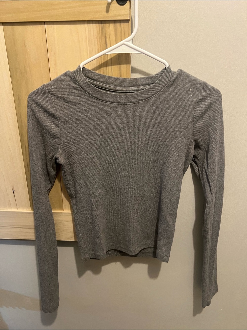 Classic Women's Long-Sleeve Crew Neck Top - Gray
